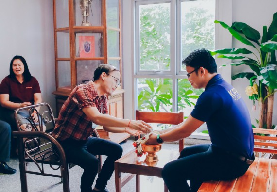 ภาพกิจกรรม คณะวิทยาศาสตร์และเทคโนโลยี จัดพิธีรดน้ำดำหัวผู้บริหารคณะวิทยาศาสตร์และเทคโนโลยี