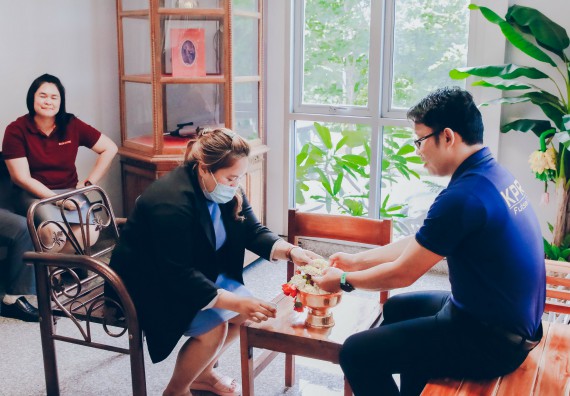 ภาพกิจกรรม คณะวิทยาศาสตร์และเทคโนโลยี จัดพิธีรดน้ำดำหัวผู้บริหารคณะวิทยาศาสตร์และเทคโนโลยี