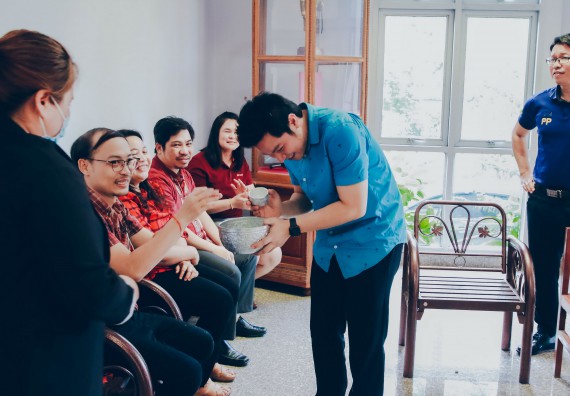 ภาพกิจกรรม คณะวิทยาศาสตร์และเทคโนโลยี จัดพิธีรดน้ำดำหัวผู้บริหารคณะวิทยาศาสตร์และเทคโนโลยี