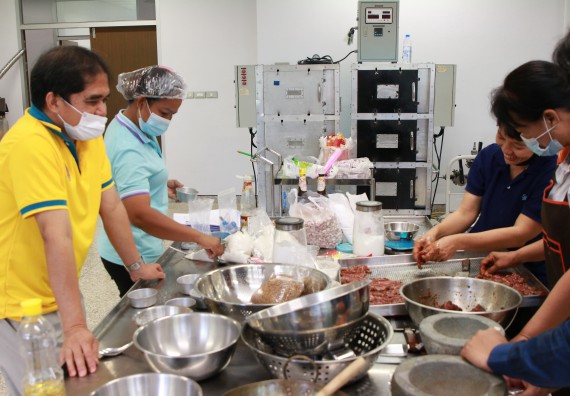 ภาพกิจกรรม  โปรแกรมวิชาเกษตรศาสตร์ จัดอบรมเรื่อง เนื้อสัตว์และการแปรรูปผลิตภัณฑ์