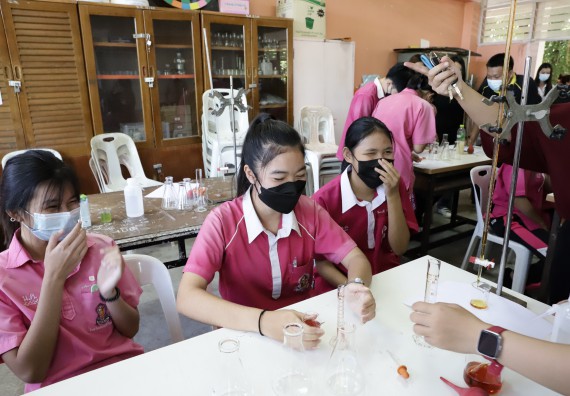 ภาพกิจกรรม คณะวิทยาศาสตร์และเทคโนโลยี จัดค่ายวิทยาศาสตร์สัญจรโรงเรียนนาบ่อคำวิทยาคม