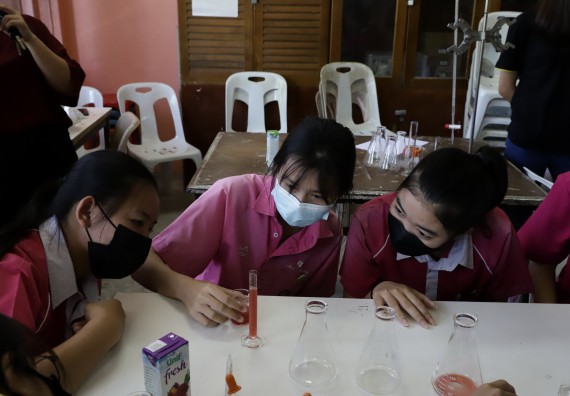 ภาพกิจกรรม คณะวิทยาศาสตร์และเทคโนโลยี จัดค่ายวิทยาศาสตร์สัญจรโรงเรียนนาบ่อคำวิทยาคม