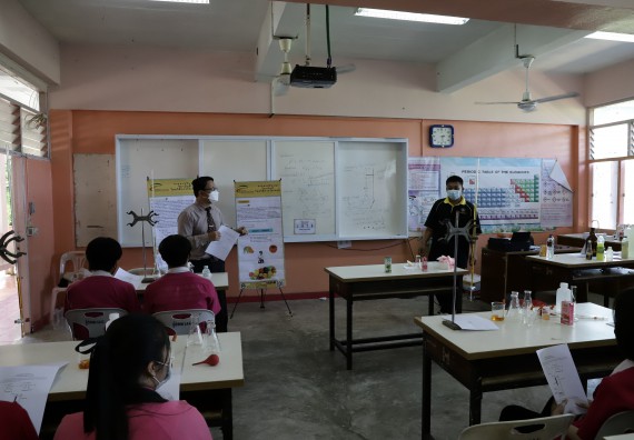 ภาพกิจกรรม คณะวิทยาศาสตร์และเทคโนโลยี จัดค่ายวิทยาศาสตร์สัญจรโรงเรียนนาบ่อคำวิทยาคม