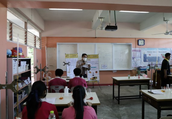 ภาพกิจกรรม คณะวิทยาศาสตร์และเทคโนโลยี จัดค่ายวิทยาศาสตร์สัญจรโรงเรียนนาบ่อคำวิทยาคม