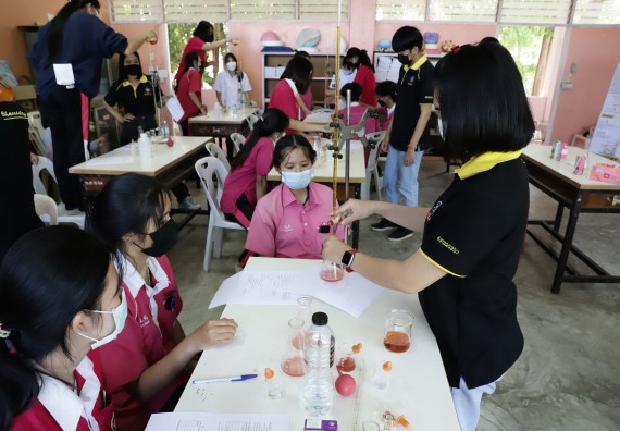 ภาพกิจกรรม คณะวิทยาศาสตร์และเทคโนโลยี จัดค่ายวิทยาศาสตร์สัญจรโรงเรียนนาบ่อคำวิทยาคม