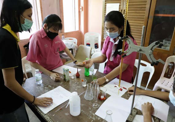 ภาพกิจกรรม คณะวิทยาศาสตร์และเทคโนโลยี จัดค่ายวิทยาศาสตร์สัญจรโรงเรียนนาบ่อคำวิทยาคม