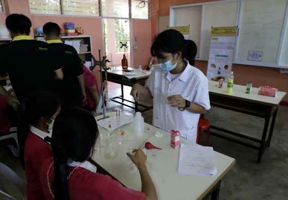 ภาพกิจกรรม คณะวิทยาศาสตร์และเทคโนโลยี จัดค่ายวิทยาศาสตร์สัญจรโรงเรียนนาบ่อคำวิทยาคม