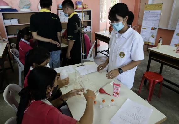 ภาพกิจกรรม คณะวิทยาศาสตร์และเทคโนโลยี จัดค่ายวิทยาศาสตร์สัญจรโรงเรียนนาบ่อคำวิทยาคม
