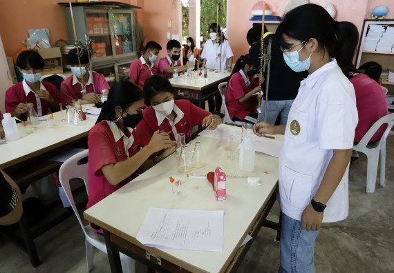 ภาพกิจกรรม คณะวิทยาศาสตร์และเทคโนโลยี จัดค่ายวิทยาศาสตร์สัญจรโรงเรียนนาบ่อคำวิทยาคม