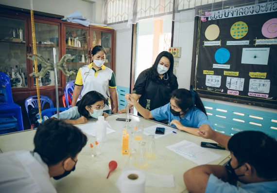 ภาพกิจกรรม  คณะวิทยาศาสตร์และเทคโนโลยี จัดค่ายวิทยาศาสตร์สัญจรโรงเรียนคลองลานวิทยา