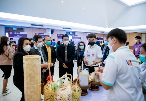 ภาพกิจกรรม  คณบดีคณะวิทยาศาสตร์และเทคโนโลยี พร้อมด้วยรองคณบดีคณะวิทยาศาสตร์และเทคโนโลยี เข้าร่วมชมนิทรรศการแสดงผลงานภายใต้โครงการมหาวิทยาลัยสู่ตำบล สร้างรากแก้วให้ประเทศ หรือ โครงการ U2T ของมหาวิทยาลัยราชภัฏกำแพงเพชร