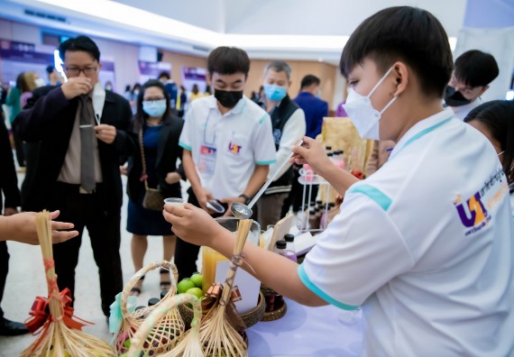 ภาพกิจกรรม  คณบดีคณะวิทยาศาสตร์และเทคโนโลยี พร้อมด้วยรองคณบดีคณะวิทยาศาสตร์และเทคโนโลยี เข้าร่วมชมนิทรรศการแสดงผลงานภายใต้โครงการมหาวิทยาลัยสู่ตำบล สร้างรากแก้วให้ประเทศ หรือ โครงการ U2T ของมหาวิทยาลัยราชภัฏกำแพงเพชร
