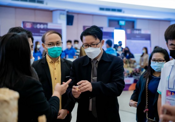 ภาพกิจกรรม  คณบดีคณะวิทยาศาสตร์และเทคโนโลยี พร้อมด้วยรองคณบดีคณะวิทยาศาสตร์และเทคโนโลยี เข้าร่วมชมนิทรรศการแสดงผลงานภายใต้โครงการมหาวิทยาลัยสู่ตำบล สร้างรากแก้วให้ประเทศ หรือ โครงการ U2T ของมหาวิทยาลัยราชภัฏกำแพงเพชร