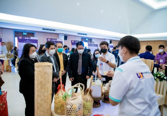 ภาพกิจกรรม  คณบดีคณะวิทยาศาสตร์และเทคโนโลยี พร้อมด้วยรองคณบดีคณะวิทยาศาสตร์และเทคโนโลยี เข้าร่วมชมนิทรรศการแสดงผลงานภายใต้โครงการมหาวิทยาลัยสู่ตำบล สร้างรากแก้วให้ประเทศ หรือ โครงการ U2T ของมหาวิทยาลัยราชภัฏกำแพงเพชร