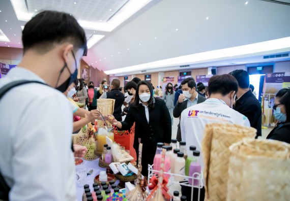 ภาพกิจกรรม  คณบดีคณะวิทยาศาสตร์และเทคโนโลยี พร้อมด้วยรองคณบดีคณะวิทยาศาสตร์และเทคโนโลยี เข้าร่วมชมนิทรรศการแสดงผลงานภายใต้โครงการมหาวิทยาลัยสู่ตำบล สร้างรากแก้วให้ประเทศ หรือ โครงการ U2T ของมหาวิทยาลัยราชภัฏกำแพงเพชร