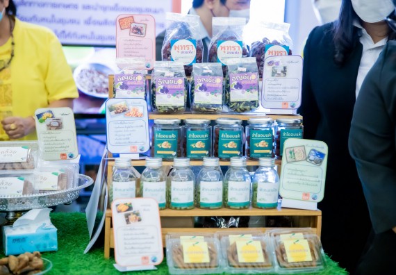 ภาพกิจกรรม  คณบดีคณะวิทยาศาสตร์และเทคโนโลยี พร้อมด้วยรองคณบดีคณะวิทยาศาสตร์และเทคโนโลยี เข้าร่วมชมนิทรรศการแสดงผลงานภายใต้โครงการมหาวิทยาลัยสู่ตำบล สร้างรากแก้วให้ประเทศ หรือ โครงการ U2T ของมหาวิทยาลัยราชภัฏกำแพงเพชร