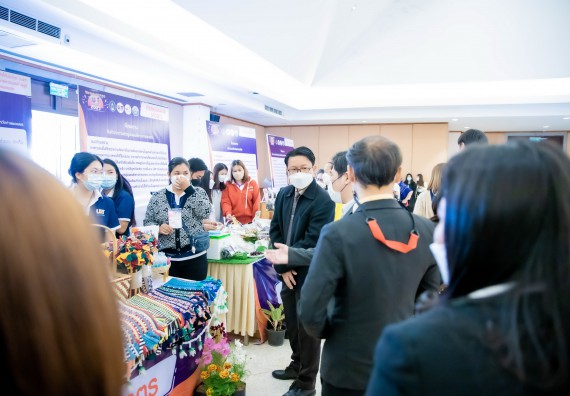 ภาพกิจกรรม  คณบดีคณะวิทยาศาสตร์และเทคโนโลยี พร้อมด้วยรองคณบดีคณะวิทยาศาสตร์และเทคโนโลยี เข้าร่วมชมนิทรรศการแสดงผลงานภายใต้โครงการมหาวิทยาลัยสู่ตำบล สร้างรากแก้วให้ประเทศ หรือ โครงการ U2T ของมหาวิทยาลัยราชภัฏกำแพงเพชร