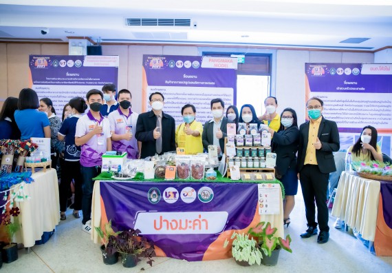 ภาพกิจกรรม  คณบดีคณะวิทยาศาสตร์และเทคโนโลยี พร้อมด้วยรองคณบดีคณะวิทยาศาสตร์และเทคโนโลยี เข้าร่วมชมนิทรรศการแสดงผลงานภายใต้โครงการมหาวิทยาลัยสู่ตำบล สร้างรากแก้วให้ประเทศ หรือ โครงการ U2T ของมหาวิทยาลัยราชภัฏกำแพงเพชร