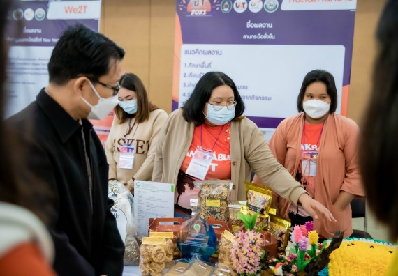 ภาพกิจกรรม  คณบดีคณะวิทยาศาสตร์และเทคโนโลยี พร้อมด้วยรองคณบดีคณะวิทยาศาสตร์และเทคโนโลยี เข้าร่วมชมนิทรรศการแสดงผลงานภายใต้โครงการมหาวิทยาลัยสู่ตำบล สร้างรากแก้วให้ประเทศ หรือ โครงการ U2T ของมหาวิทยาลัยราชภัฏกำแพงเพชร