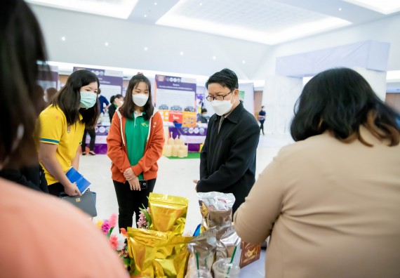 ภาพกิจกรรม  คณบดีคณะวิทยาศาสตร์และเทคโนโลยี พร้อมด้วยรองคณบดีคณะวิทยาศาสตร์และเทคโนโลยี เข้าร่วมชมนิทรรศการแสดงผลงานภายใต้โครงการมหาวิทยาลัยสู่ตำบล สร้างรากแก้วให้ประเทศ หรือ โครงการ U2T ของมหาวิทยาลัยราชภัฏกำแพงเพชร