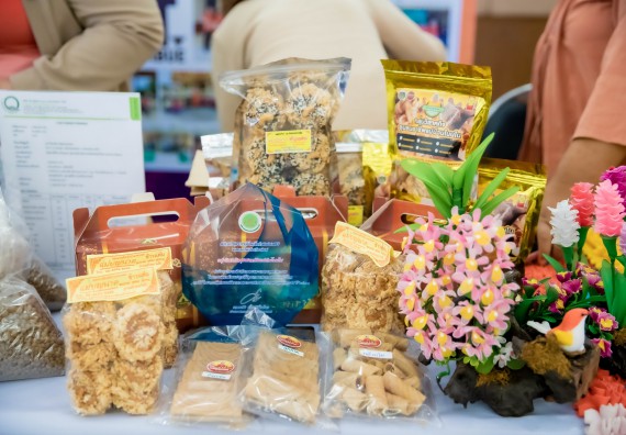 ภาพกิจกรรม  คณบดีคณะวิทยาศาสตร์และเทคโนโลยี พร้อมด้วยรองคณบดีคณะวิทยาศาสตร์และเทคโนโลยี เข้าร่วมชมนิทรรศการแสดงผลงานภายใต้โครงการมหาวิทยาลัยสู่ตำบล สร้างรากแก้วให้ประเทศ หรือ โครงการ U2T ของมหาวิทยาลัยราชภัฏกำแพงเพชร