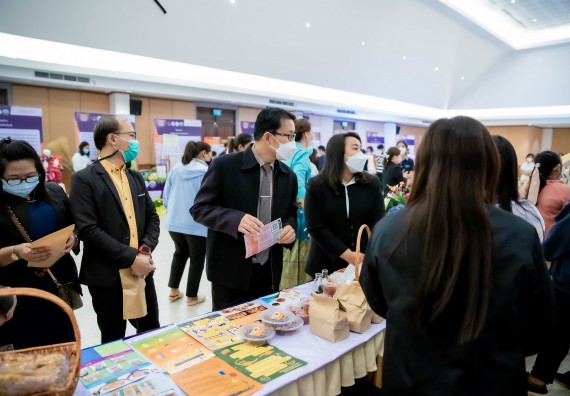 ภาพกิจกรรม  คณบดีคณะวิทยาศาสตร์และเทคโนโลยี พร้อมด้วยรองคณบดีคณะวิทยาศาสตร์และเทคโนโลยี เข้าร่วมชมนิทรรศการแสดงผลงานภายใต้โครงการมหาวิทยาลัยสู่ตำบล สร้างรากแก้วให้ประเทศ หรือ โครงการ U2T ของมหาวิทยาลัยราชภัฏกำแพงเพชร