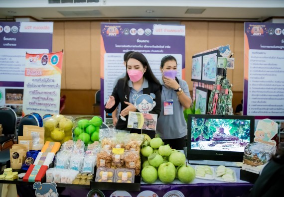 ภาพกิจกรรม  คณบดีคณะวิทยาศาสตร์และเทคโนโลยี พร้อมด้วยรองคณบดีคณะวิทยาศาสตร์และเทคโนโลยี เข้าร่วมชมนิทรรศการแสดงผลงานภายใต้โครงการมหาวิทยาลัยสู่ตำบล สร้างรากแก้วให้ประเทศ หรือ โครงการ U2T ของมหาวิทยาลัยราชภัฏกำแพงเพชร