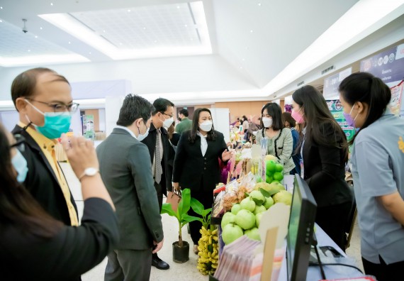 ภาพกิจกรรม  คณบดีคณะวิทยาศาสตร์และเทคโนโลยี พร้อมด้วยรองคณบดีคณะวิทยาศาสตร์และเทคโนโลยี เข้าร่วมชมนิทรรศการแสดงผลงานภายใต้โครงการมหาวิทยาลัยสู่ตำบล สร้างรากแก้วให้ประเทศ หรือ โครงการ U2T ของมหาวิทยาลัยราชภัฏกำแพงเพชร