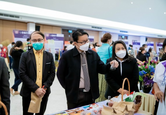 ภาพกิจกรรม  คณบดีคณะวิทยาศาสตร์และเทคโนโลยี พร้อมด้วยรองคณบดีคณะวิทยาศาสตร์และเทคโนโลยี เข้าร่วมชมนิทรรศการแสดงผลงานภายใต้โครงการมหาวิทยาลัยสู่ตำบล สร้างรากแก้วให้ประเทศ หรือ โครงการ U2T ของมหาวิทยาลัยราชภัฏกำแพงเพชร