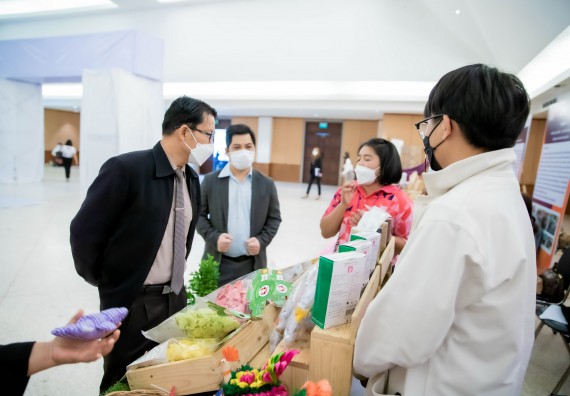 ภาพกิจกรรม  คณบดีคณะวิทยาศาสตร์และเทคโนโลยี พร้อมด้วยรองคณบดีคณะวิทยาศาสตร์และเทคโนโลยี เข้าร่วมชมนิทรรศการแสดงผลงานภายใต้โครงการมหาวิทยาลัยสู่ตำบล สร้างรากแก้วให้ประเทศ หรือ โครงการ U2T ของมหาวิทยาลัยราชภัฏกำแพงเพชร