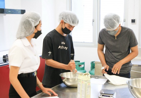 ภาพกิจกรรม  โปรแกรมวิชาวิทยาศาสตร์และเทคโนโลยีการอาหาร จัดอบรมเชิงปฏิบัติการ เรื่อง การผลิตผลิตภัณฑ์เบเกอรี่