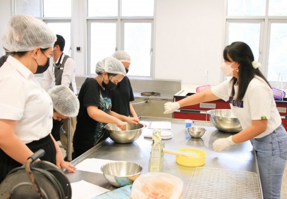 ภาพกิจกรรม  โปรแกรมวิชาวิทยาศาสตร์และเทคโนโลยีการอาหาร จัดอบรมเชิงปฏิบัติการ เรื่อง การผลิตผลิตภัณฑ์เบเกอรี่