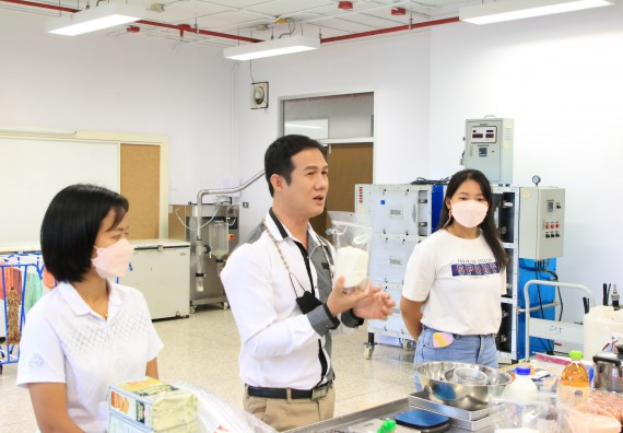 ภาพกิจกรรม  โปรแกรมวิชาวิทยาศาสตร์และเทคโนโลยีการอาหาร จัดอบรมเชิงปฏิบัติการ เรื่อง การผลิตผลิตภัณฑ์เบเกอรี่