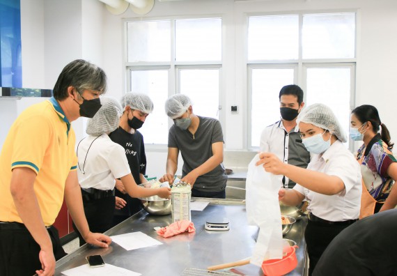 ภาพกิจกรรม  โปรแกรมวิชาวิทยาศาสตร์และเทคโนโลยีการอาหาร จัดอบรมเชิงปฏิบัติการ เรื่อง การผลิตผลิตภัณฑ์เบเกอรี่