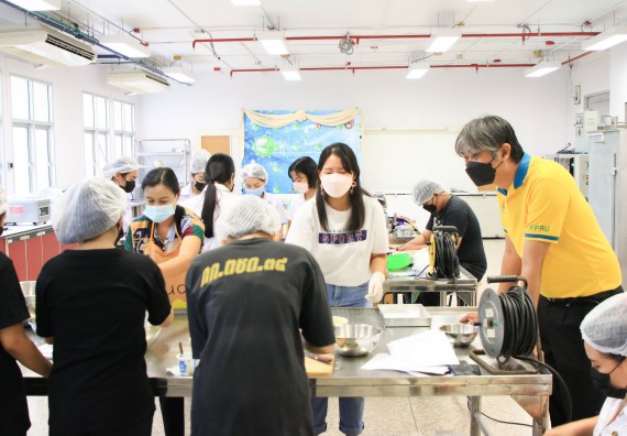 ภาพกิจกรรม  โปรแกรมวิชาวิทยาศาสตร์และเทคโนโลยีการอาหาร จัดอบรมเชิงปฏิบัติการ เรื่อง การผลิตผลิตภัณฑ์เบเกอรี่