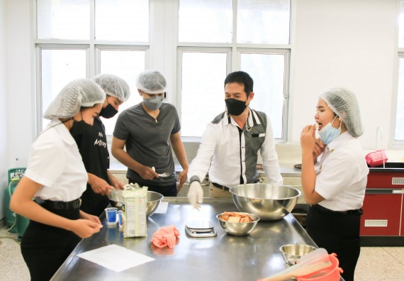 ภาพกิจกรรม  โปรแกรมวิชาวิทยาศาสตร์และเทคโนโลยีการอาหาร จัดอบรมเชิงปฏิบัติการ เรื่อง การผลิตผลิตภัณฑ์เบเกอรี่