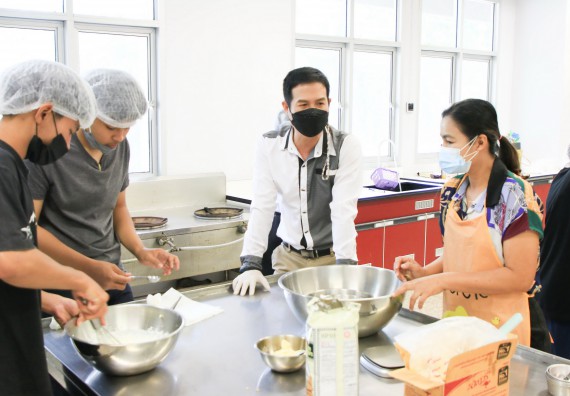 ภาพกิจกรรม  โปรแกรมวิชาวิทยาศาสตร์และเทคโนโลยีการอาหาร จัดอบรมเชิงปฏิบัติการ เรื่อง การผลิตผลิตภัณฑ์เบเกอรี่