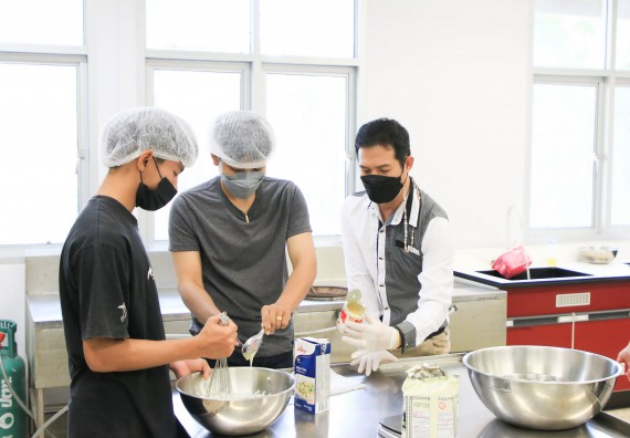 ภาพกิจกรรม  โปรแกรมวิชาวิทยาศาสตร์และเทคโนโลยีการอาหาร จัดอบรมเชิงปฏิบัติการ เรื่อง การผลิตผลิตภัณฑ์เบเกอรี่