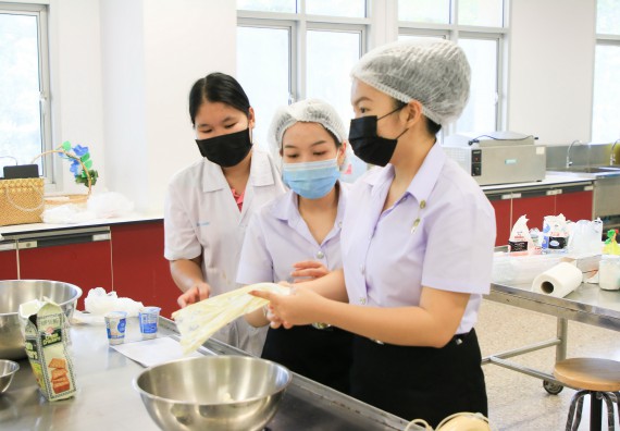 ภาพกิจกรรม  โปรแกรมวิชาวิทยาศาสตร์และเทคโนโลยีการอาหาร จัดอบรมเชิงปฏิบัติการ เรื่อง การผลิตผลิตภัณฑ์เบเกอรี่