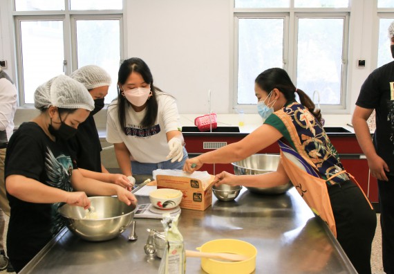 ภาพกิจกรรม  โปรแกรมวิชาวิทยาศาสตร์และเทคโนโลยีการอาหาร จัดอบรมเชิงปฏิบัติการ เรื่อง การผลิตผลิตภัณฑ์เบเกอรี่