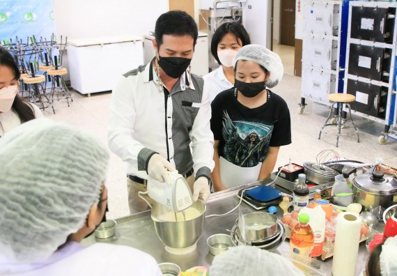 ภาพกิจกรรม  โปรแกรมวิชาวิทยาศาสตร์และเทคโนโลยีการอาหาร จัดอบรมเชิงปฏิบัติการ เรื่อง การผลิตผลิตภัณฑ์เบเกอรี่