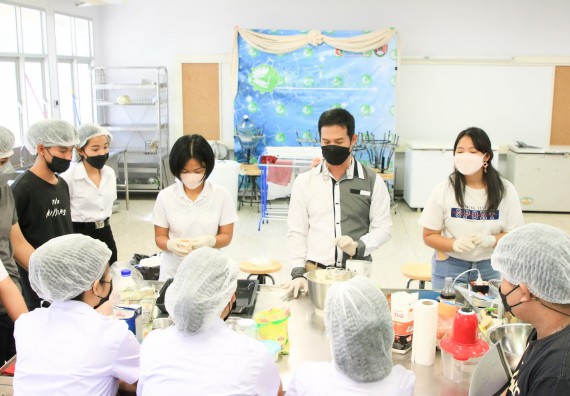ภาพกิจกรรม  โปรแกรมวิชาวิทยาศาสตร์และเทคโนโลยีการอาหาร จัดอบรมเชิงปฏิบัติการ เรื่อง การผลิตผลิตภัณฑ์เบเกอรี่