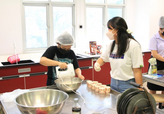 ภาพกิจกรรม  โปรแกรมวิชาวิทยาศาสตร์และเทคโนโลยีการอาหาร จัดอบรมเชิงปฏิบัติการ เรื่อง การผลิตผลิตภัณฑ์เบเกอรี่