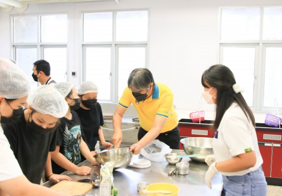 ภาพกิจกรรม  โปรแกรมวิชาวิทยาศาสตร์และเทคโนโลยีการอาหาร จัดอบรมเชิงปฏิบัติการ เรื่อง การผลิตผลิตภัณฑ์เบเกอรี่