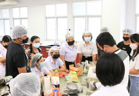 ภาพกิจกรรม  โปรแกรมวิชาวิทยาศาสตร์และเทคโนโลยีการอาหาร จัดอบรมเชิงปฏิบัติการ เรื่อง การผลิตผลิตภัณฑ์เบเกอรี่