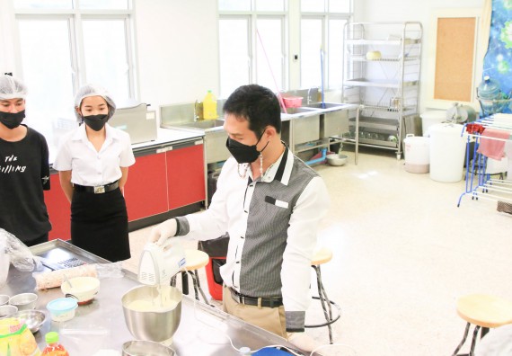 ภาพกิจกรรม  โปรแกรมวิชาวิทยาศาสตร์และเทคโนโลยีการอาหาร จัดอบรมเชิงปฏิบัติการ เรื่อง การผลิตผลิตภัณฑ์เบเกอรี่