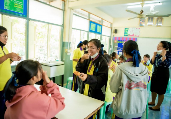 ภาพกิจกรรม  คณะวิทยาศาสตร์และเทคโนโลยี จัดค่ายวิทยาศาสตร์สัญจรโรงเรียนทุ่งโพธิ์ทะเลพิทยา