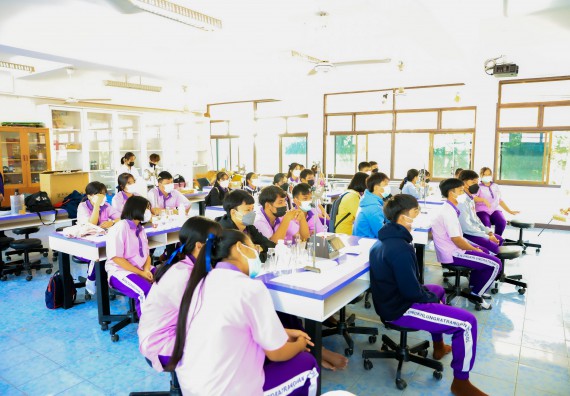 ภาพกิจกรรม   คณะวิทยาศาสตร์และเทคโนโลยี จัดค่ายวิทยาศาสตร์สัญจรโรงเรียนคลองขลุงราษฎร์รังสรรค์