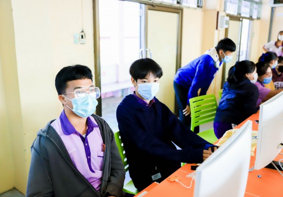 ภาพกิจกรรม   คณะวิทยาศาสตร์และเทคโนโลยี จัดค่ายวิทยาศาสตร์สัญจรโรงเรียนคลองขลุงราษฎร์รังสรรค์