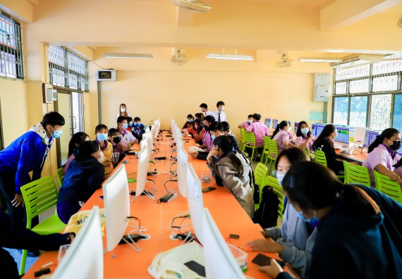 ภาพกิจกรรม   คณะวิทยาศาสตร์และเทคโนโลยี จัดค่ายวิทยาศาสตร์สัญจรโรงเรียนคลองขลุงราษฎร์รังสรรค์